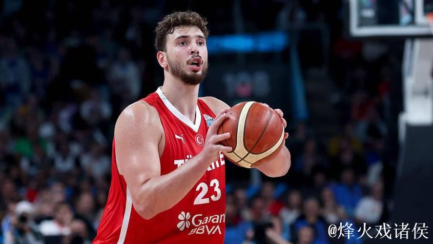 申京错位背打勾手打进，火箭反超1分比赛剩余2.3秒